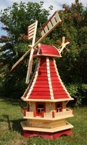 Große Windmühle mit Solarbeleuchtung