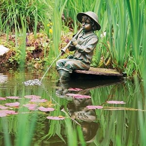 Wasserspiel Junge mit Flöte aus Kunststoff