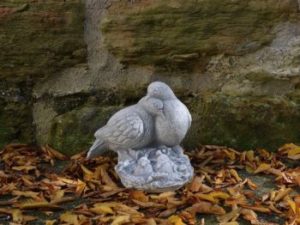 Steinfiguren Taubenpaar Steinguss