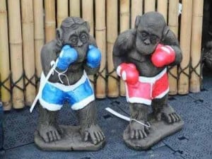 Steinguss Affen - Boxer und Boxerin im roten Anzug