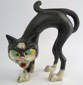 wild gewordene lustige Katze als Gartenfigur