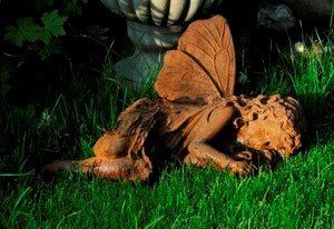 mystsiche Gartenfigur kaufen: Dekofigur Rost Elfe schlafend