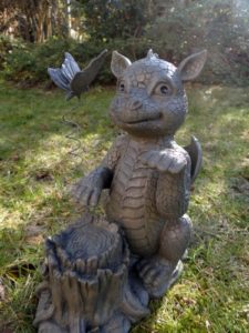 Gargoyle Drache mit Schmetterling