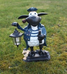 Gartenfiguren kaufen:Deko Schaf Kapitän mit LED-Lampe