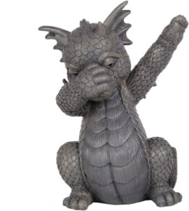 Dabbing Drachenkind als Gartenfigur aus Polyresin