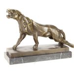 Bronzeskulptur des Panther auf Marmorsockel