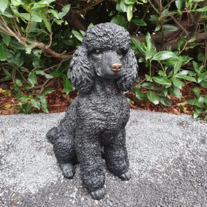 Schwarzer Deko Pudel, sitzend 48 cm hoch