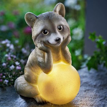 Deko Waschbär mit Leuchtkugel Gartenfigur - Mit seinem putzigen Gesichtsausdruck ein echtes Highlight im Garten, auf Terasse oder Balkon