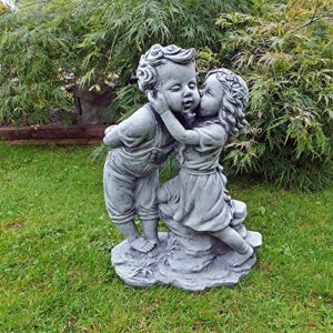 Gartenfigur Mädchen küsst Junge Kinder Steinfigur