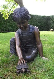 Bronzeskulptur Junge mit Schildkröte