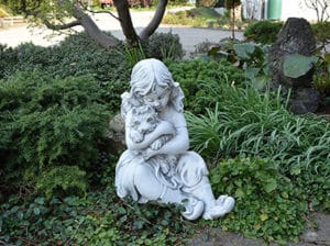 Steinfigur Mädchen mit Hund Steinguss