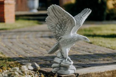 Steinfigur Falke - Steinguss Adler Gartenfigur Teichdeko